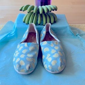 🍌TOMS WITH BANANA PRINT SHOES 🍌